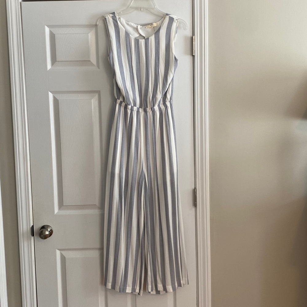 Cute jumpsuit with pretty scallop open back